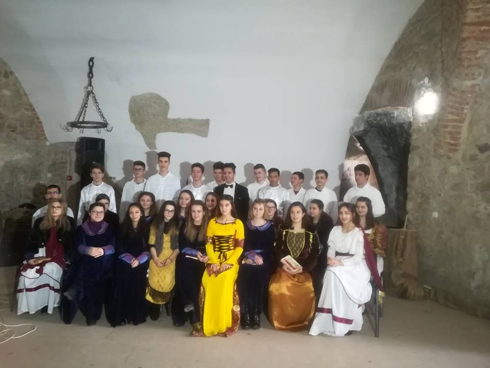 Lecţie de dragoste, la Castelul Corvinilor. Elevii hunedoreni au adus elogiul iubirii dintre Mihai Eminescu şi Veronica Micle