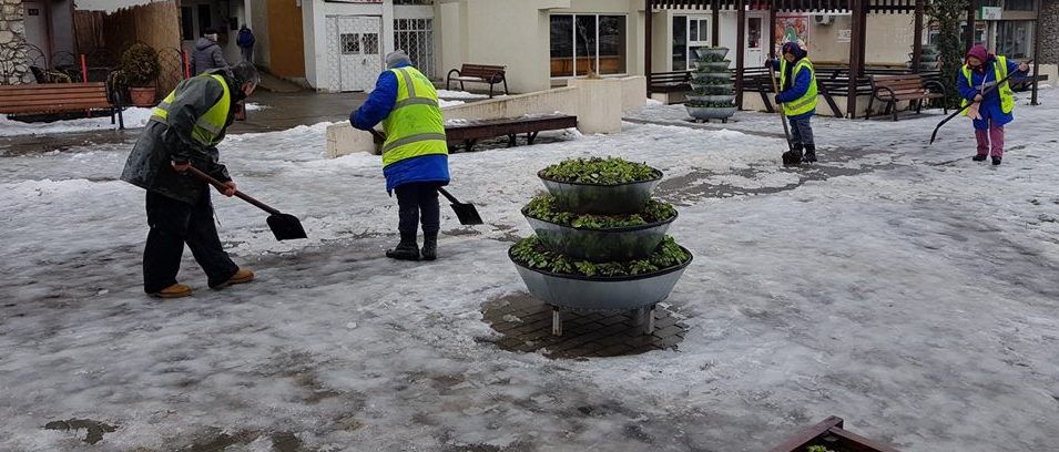 FOTO| Gheaţa de pe trotuarele Devei, curăţată de angajaţii de la „Salubritate” şi SPIGM