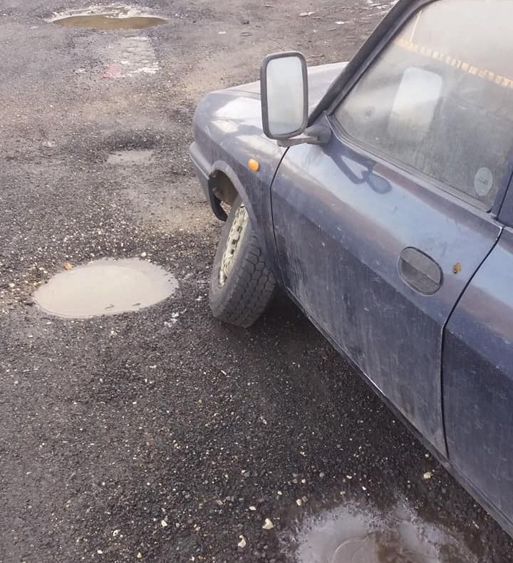 Şoferii „îşi rup” maşinile în craterele de pe DN 7. „Pentru asta trebuie să plătim rovinietă?!”