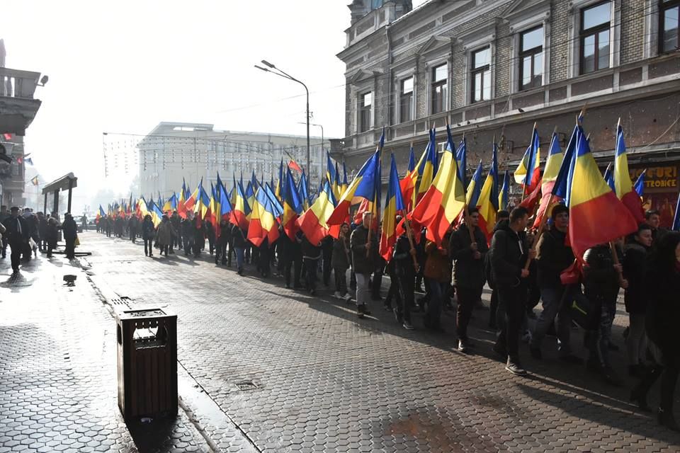 „Mica Unire”| Paradă cu 160 de drapele tricolore purtate de elevi, la Deva