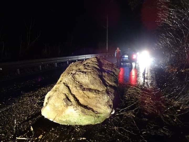 FOTO: Pericol major între Zam și Burjuc. O stâncă de câteva tone a ajuns pe carosabil
