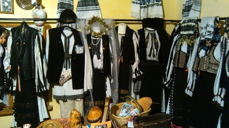 Costume vechi de 100 de ani și zeci de mii de obiecte care indică apartenența, adunate într-un muzeu unic