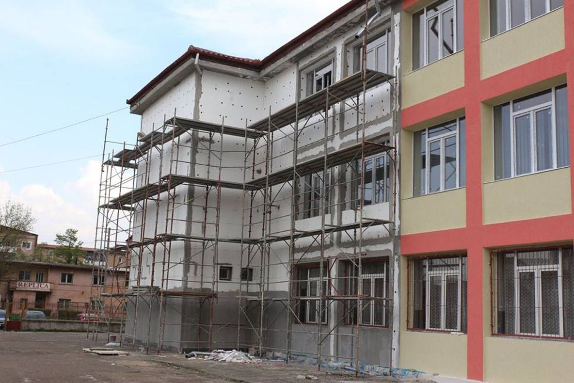 Petrila: Au început lucrările de reabilitare a două școli