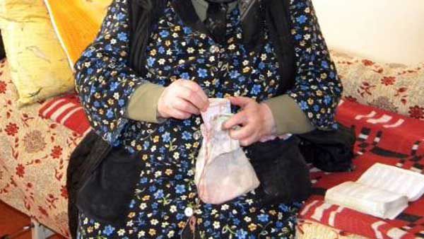 Pensionară din Călan, înșelată de doi escroci care au pretins că sunt „de la deratizare”