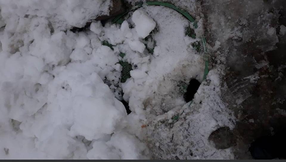 Cratere în asfalt în jurul gurilor de canal