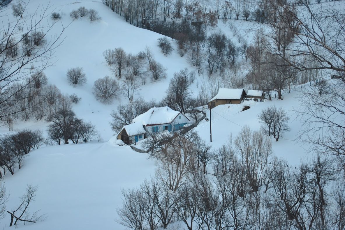 Bolnavă imobilizată la pat, salvată dintre nămeți de salvamontiști