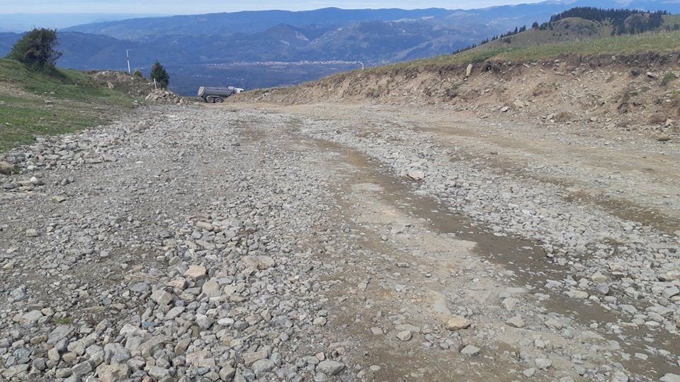 Constructorii contestă un contract al Primăriei Bretea Română