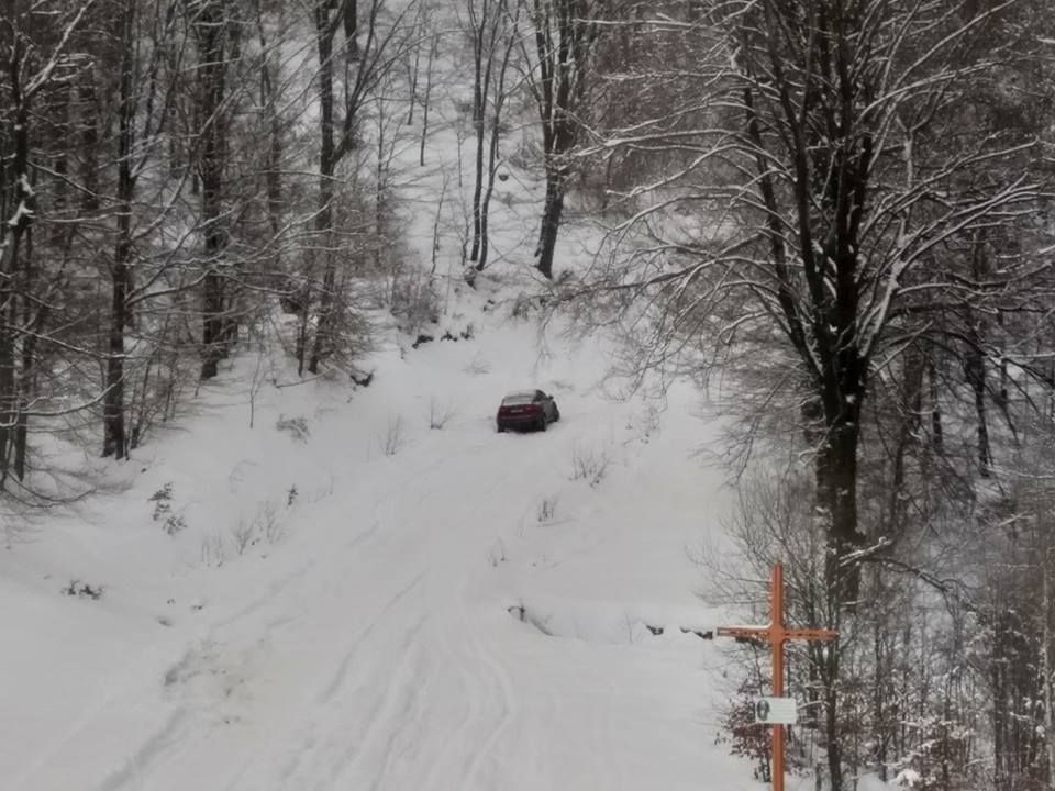 Cu mașina pe un drum închis în perioada iernii