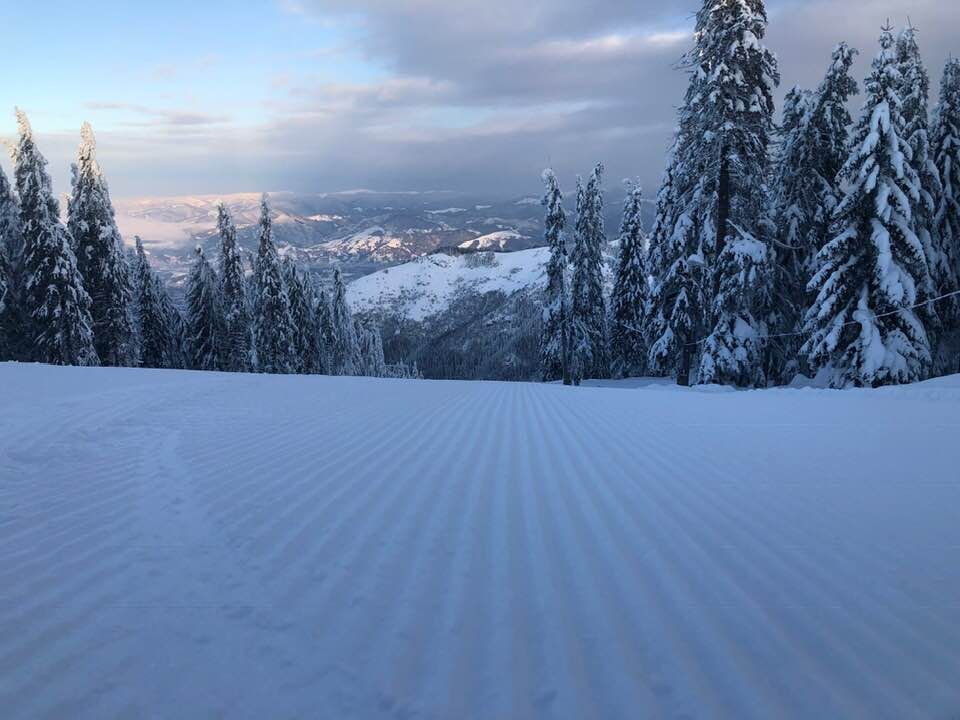 FOTO: Pârtia Europarâng îi așteaptă pe schiori