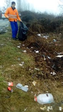 Igienizare pe DN 68A Lugoj- Săcămaş. Drumarii au adunat gunoaiele aruncate lângă şosea