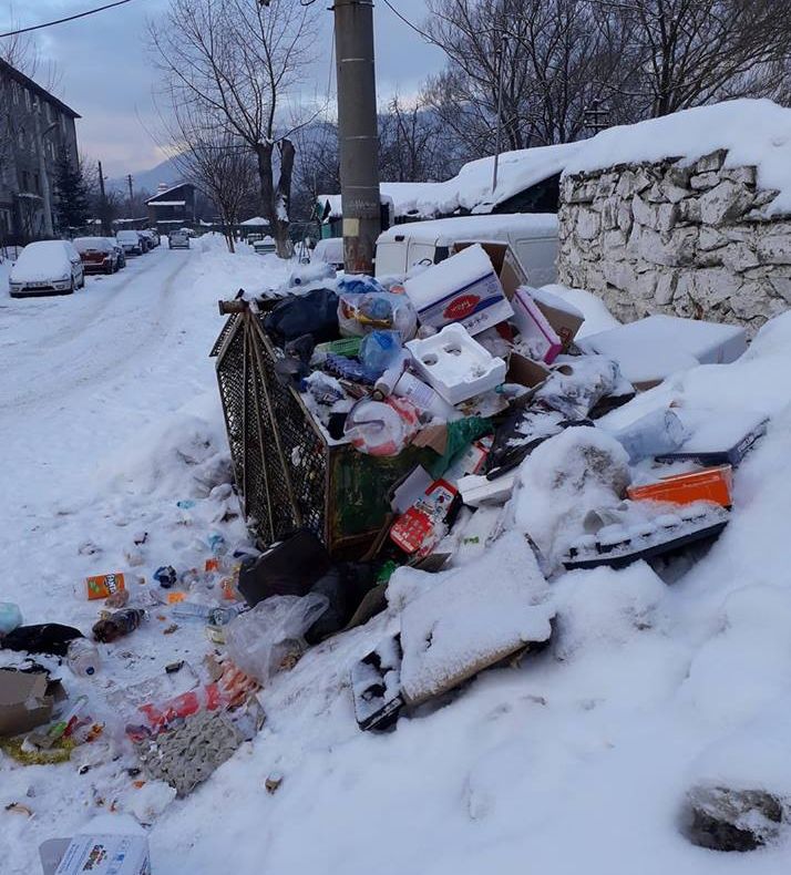 Focare de infecție la doi pași de blocuri