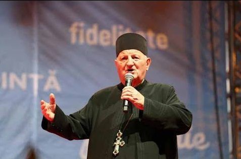 Spectacol la Brad, de „Mica Unire” cu participarea preotului Doru Gheaja, părintele cântecului „Aşa-i românul”