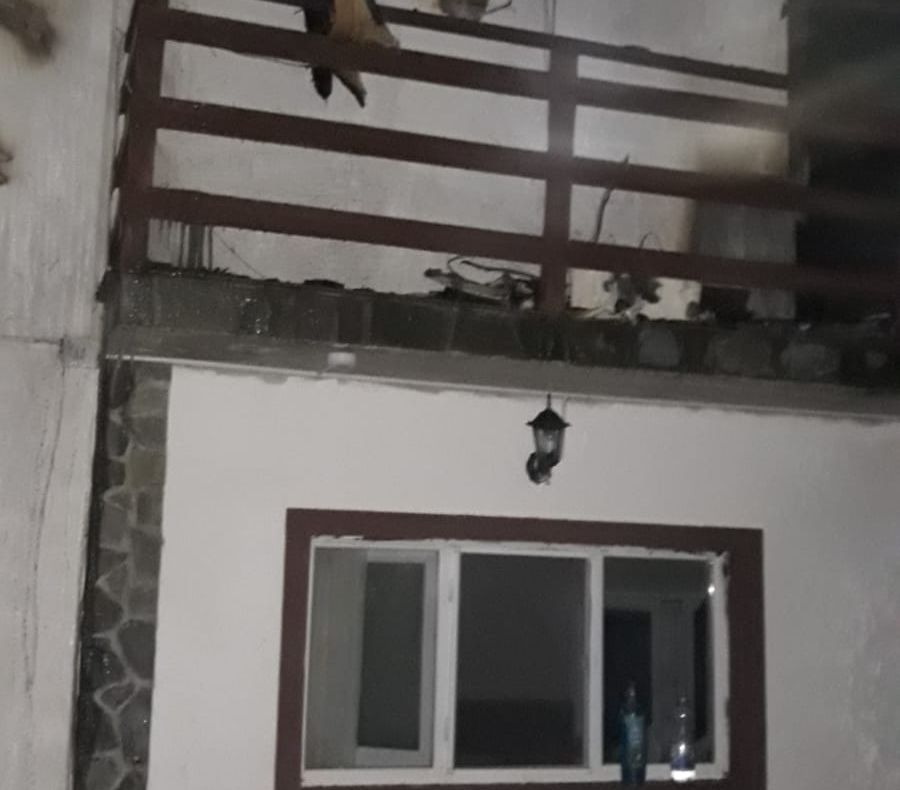 Incendiu la o casă din Aninoasa. Un bărbat a ajuns la spital