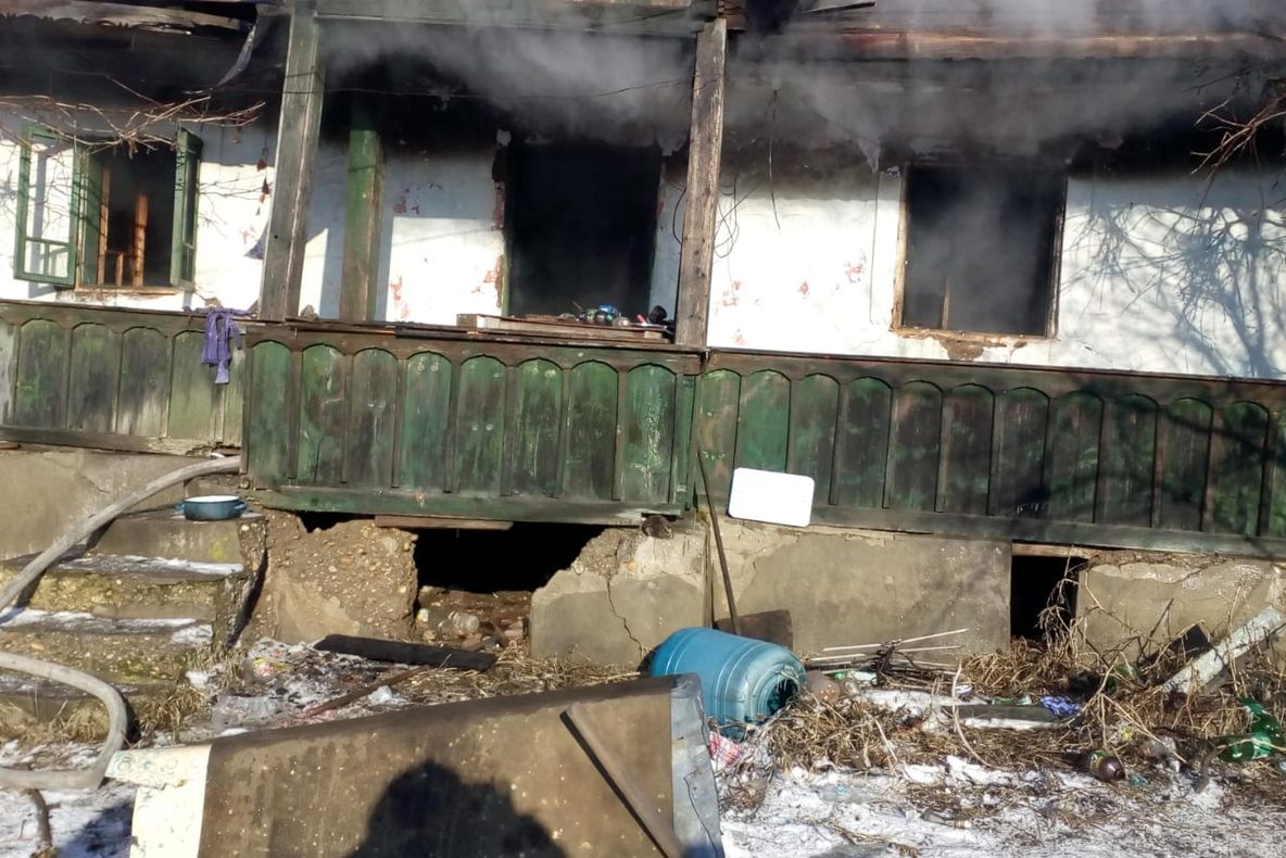 VIDEO: O mașină parcată pe o stradă din Petrila a luat foc