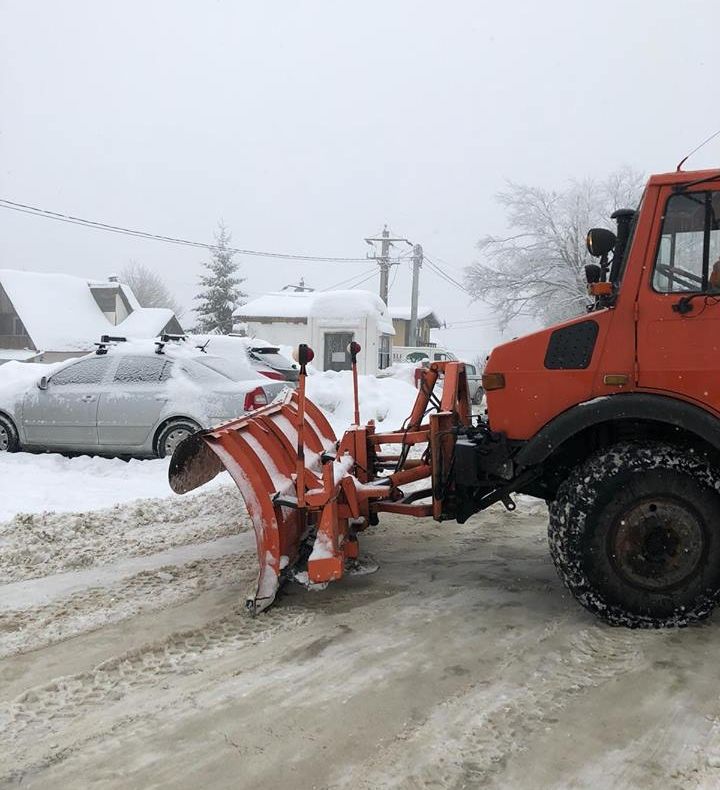 Parcări private pentru turiștii din Parâng