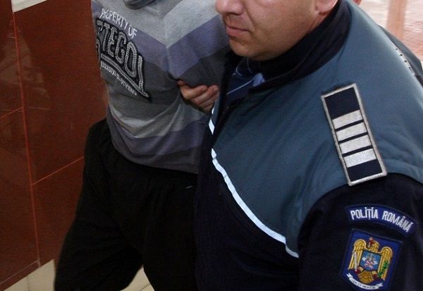 Minor reținut pentru comiterea unei tâlhării