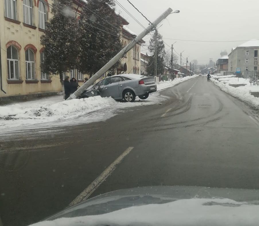 A intrat cu mașina în stâlpul de iluminat public