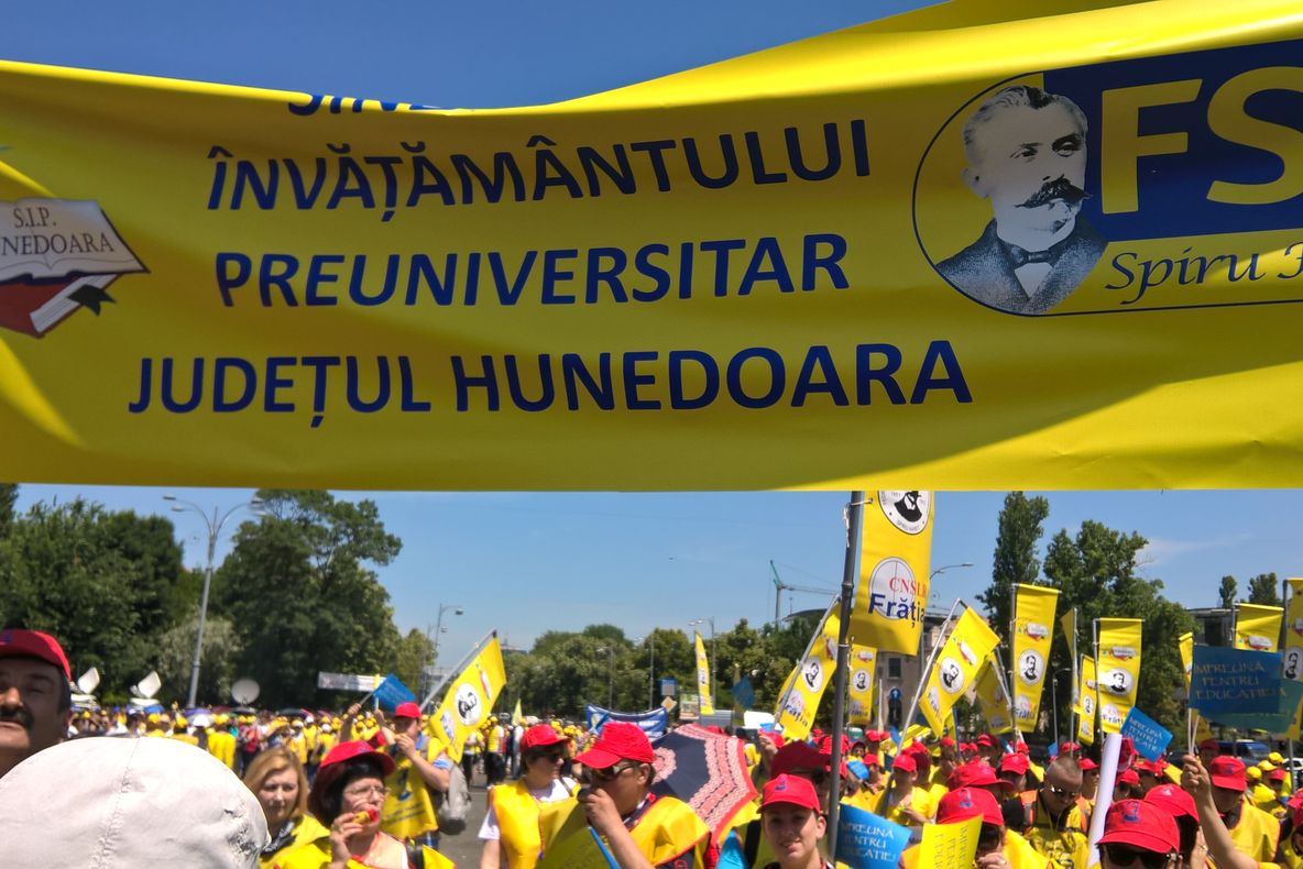 Nemulţumiri şi în rândul profesorilor hunedoreni. Acţiune de protest anunţată pentru astăzi, în faţa Prefecturii