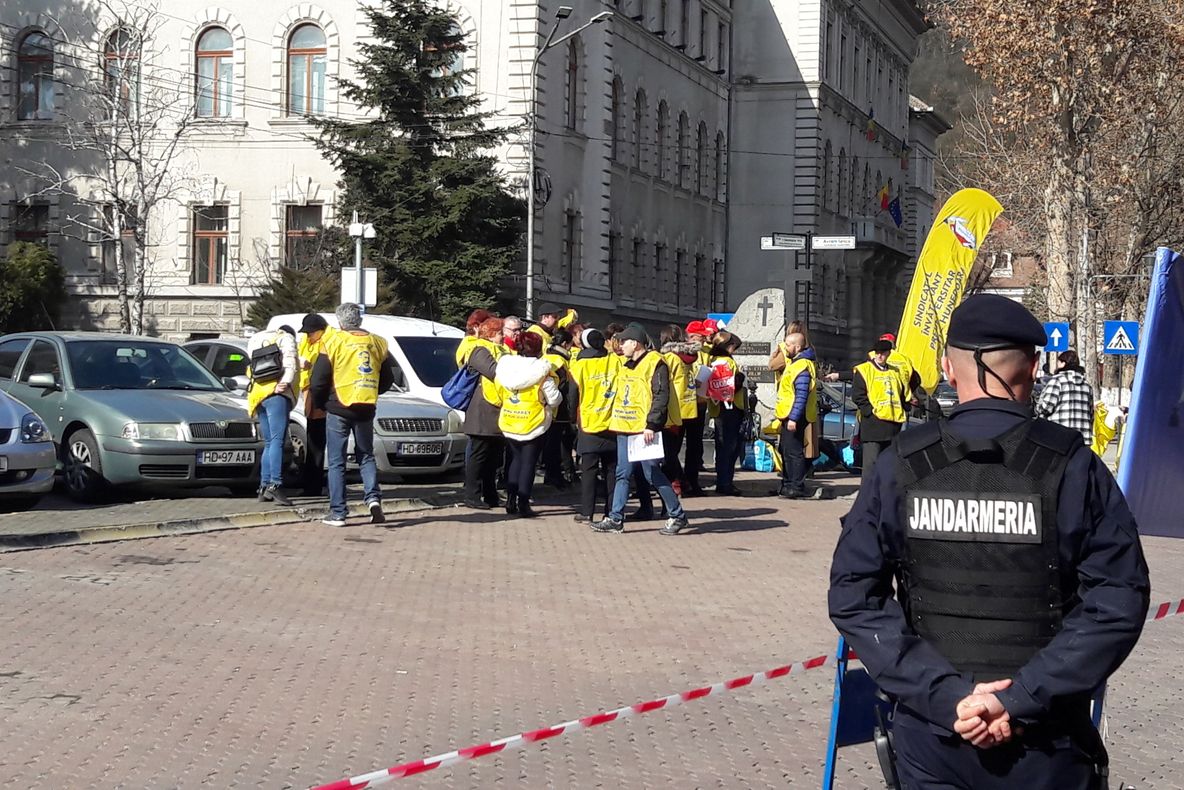 FOTO| Dascălii au pichetat Prefectura Hunedoara. „Toată lumea cere calitate. Profesorii nu pot aduce singuri calitatea în sistem”