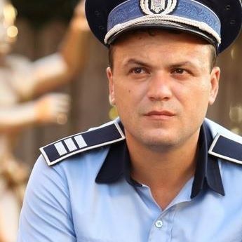 Polițistul Robi din „Las Fierbinți”, pe scena Centrului Cultural din Deva, alături de alți actori de succes