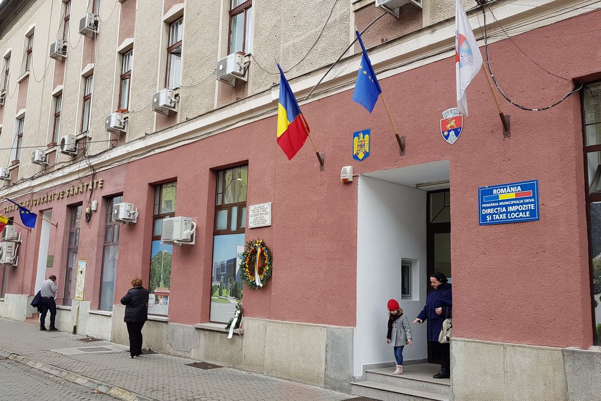 Locuitorii Devei, conștiincioși la plata „birurilor” locale. Peste 6.000 și-au achitat deja impozitele