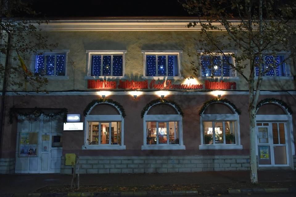 Un nou stand de carte cu vânzare la biblioteca judeţeană din Deva