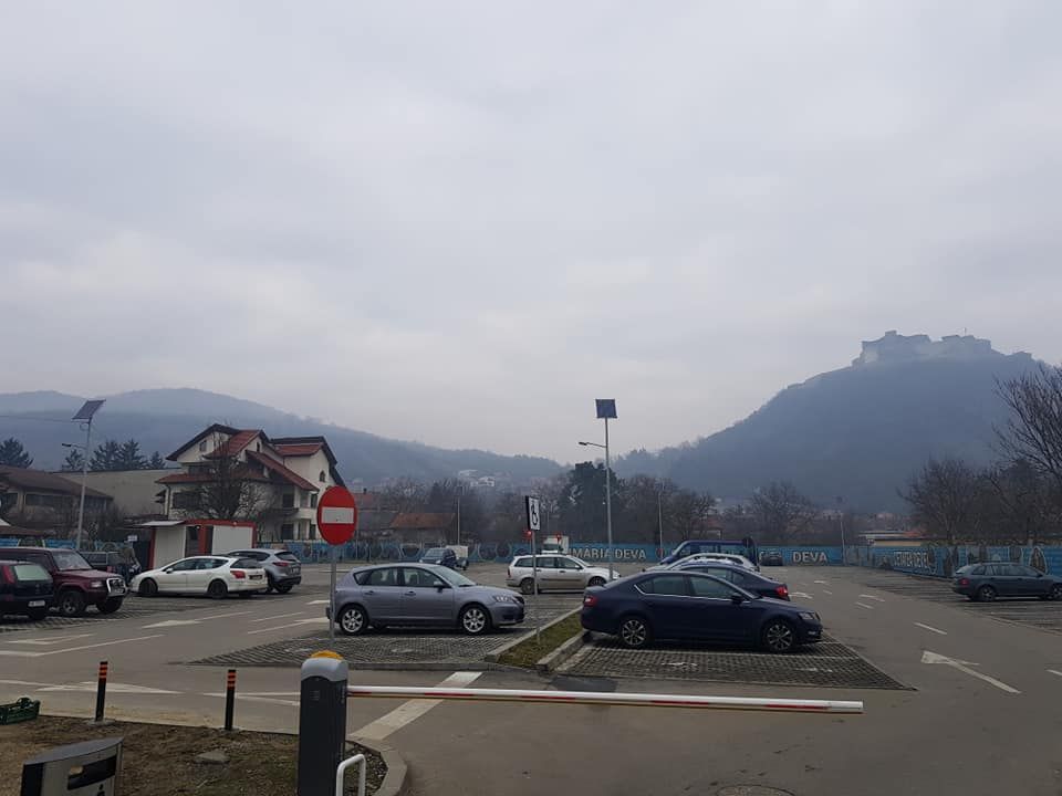 (Cam) Bate vântul prin parcarea publică cu plată, din Piața Unirii, din Deva