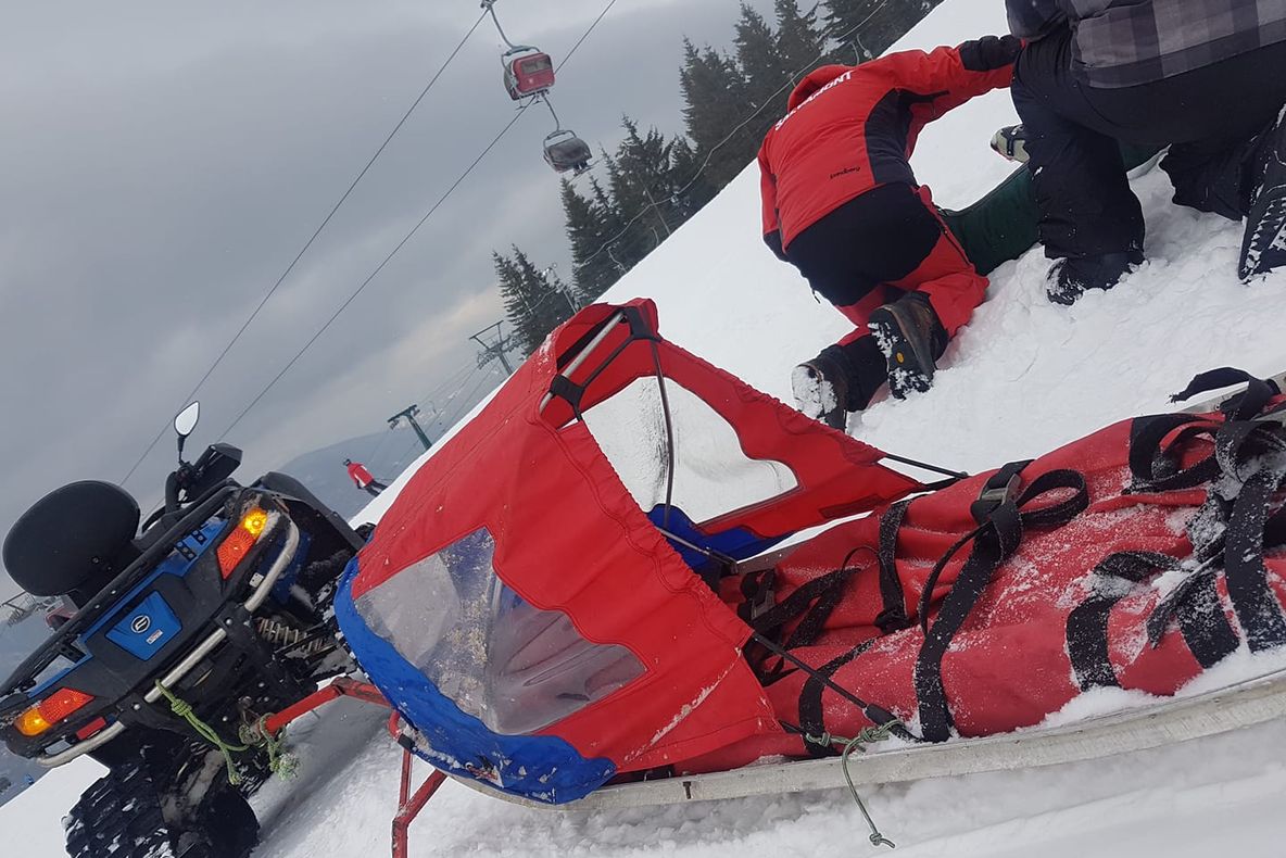 Accidente pe bandă rulantă pe pârtiile din Straja. Astăzi au fost șase, în doar câteva ore