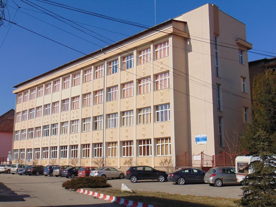 Scandal la un liceu din Orăştie. Directoarea, acuzată că trimitea angajatele să îi schimbe pamperşii mamei sale