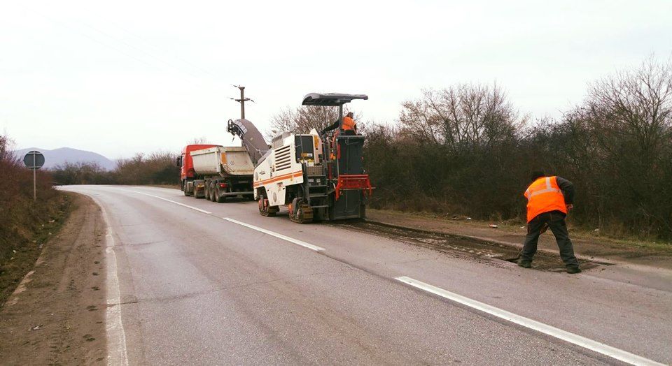 FOTO| Drumarii au intervenit pe DN 68A. Reparaţii între localităţile Dobra şi Lăpuşnic