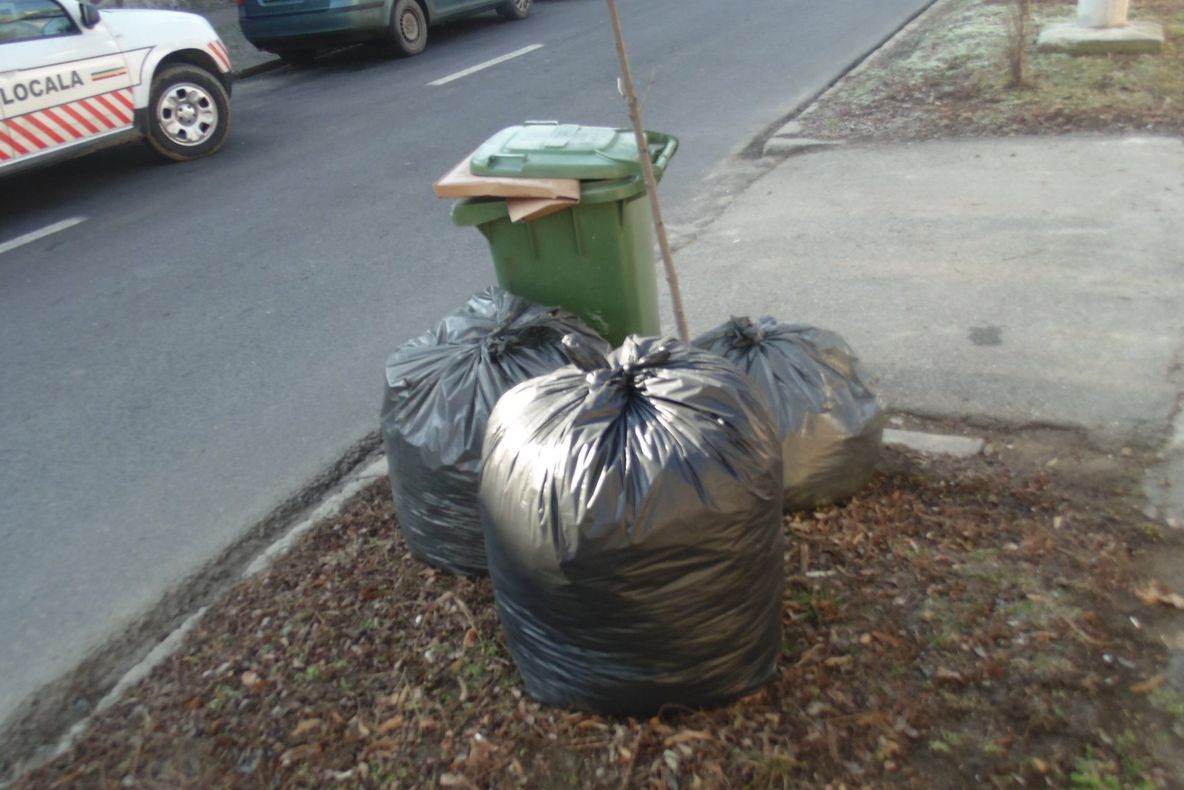 Operatorul de salubritate din Deva, amendat, din nou, pentru neridicarea gunoiului