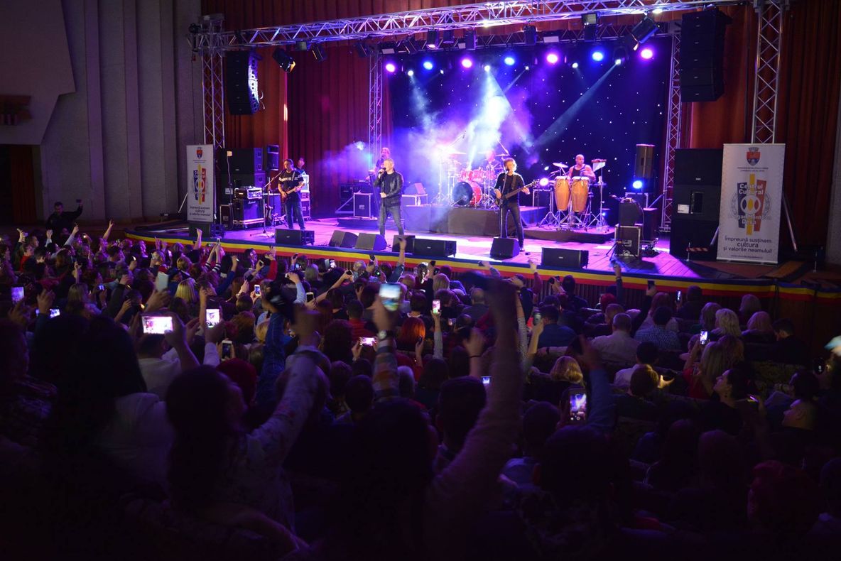 VIDEO| Ropote de aplauze la concertul "Holograf" de la Deva