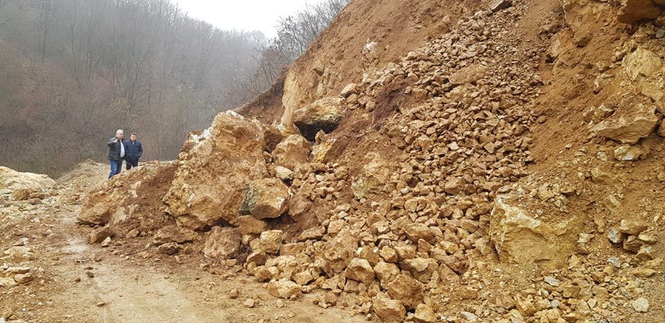 Drumul judeţean Vărmaga-Banpotoc, blocat de bolovani, rămâne închis până la finele lunii martie