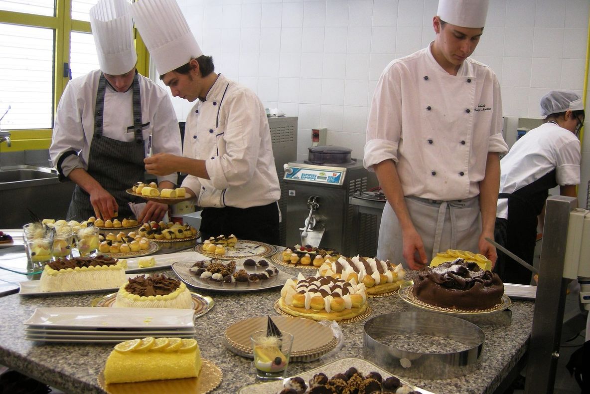 Elevi de la două licee, din Deva, vor face practică în Italia. Protocol semnat astăzi