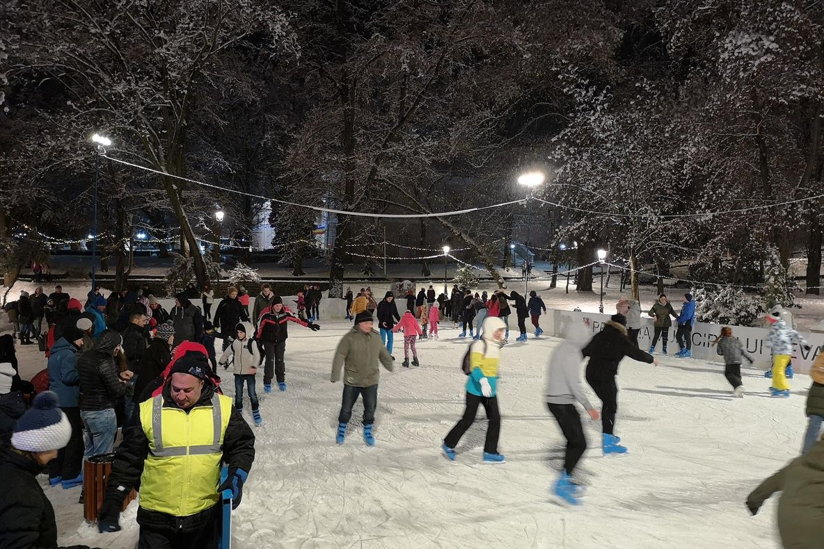 Se închide patinoarul din parcul central al Devei