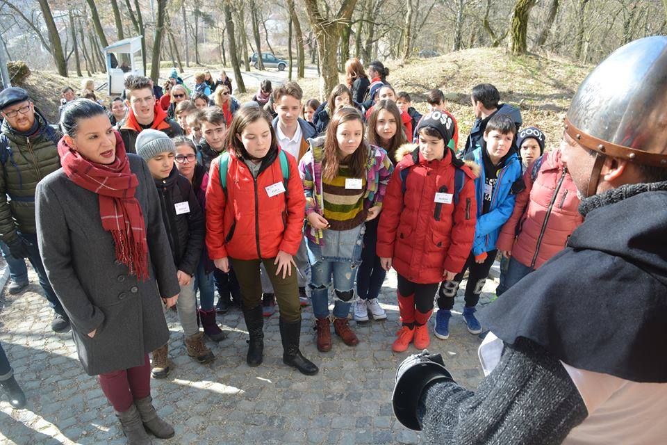 Oaspeți din cinci țări la Cetatea din Deva. Impresionaţi de fortăreaţa medievală