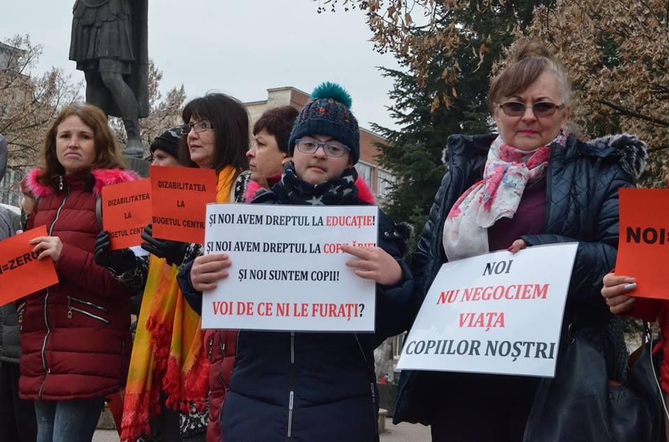 Proteste fără ecou. Copiii și adulții cu dizabilități, abandonați de Guvern