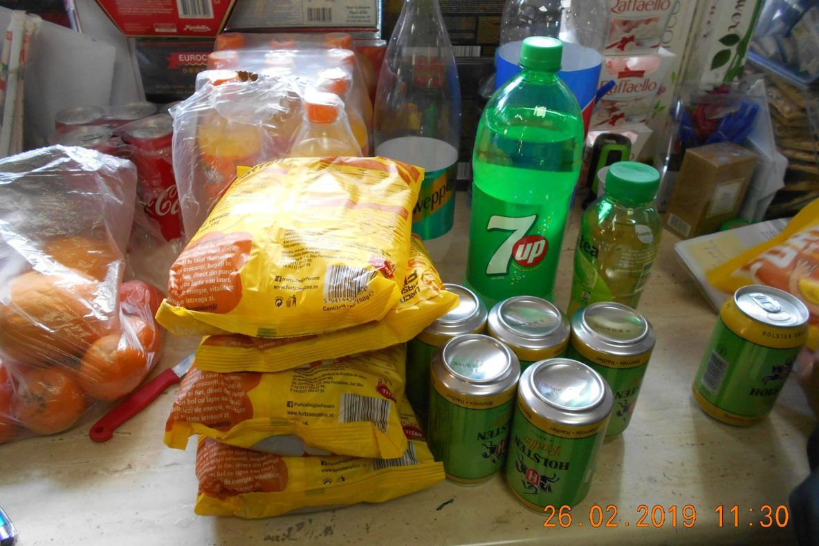 FOTO| Produse alimentare cu termenul de valabilitate expirat, descoperite în timpul unui control la Hunedoara