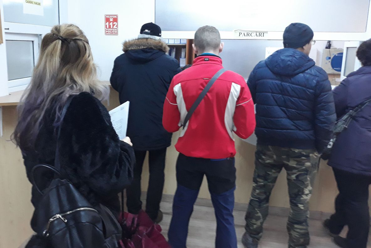 Aviz locuitorilor Devei care vor să închirieze locuri de parcare