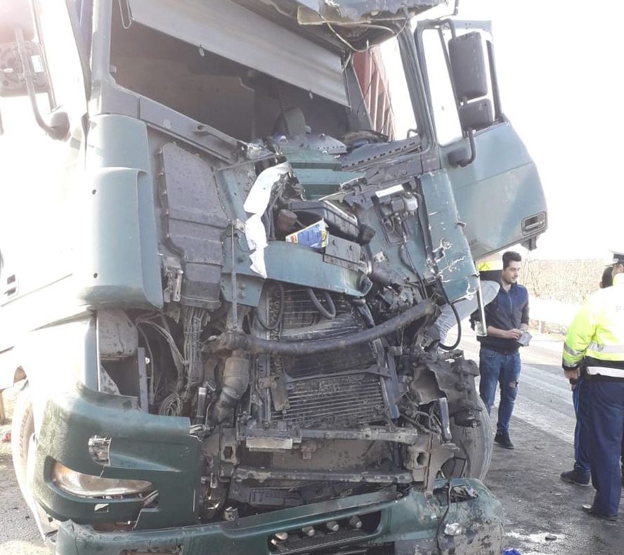 FOTO| Accident grav pe DN 7, la Simeria Veche. Șoferul unui autotren a rămas captiv în cabină