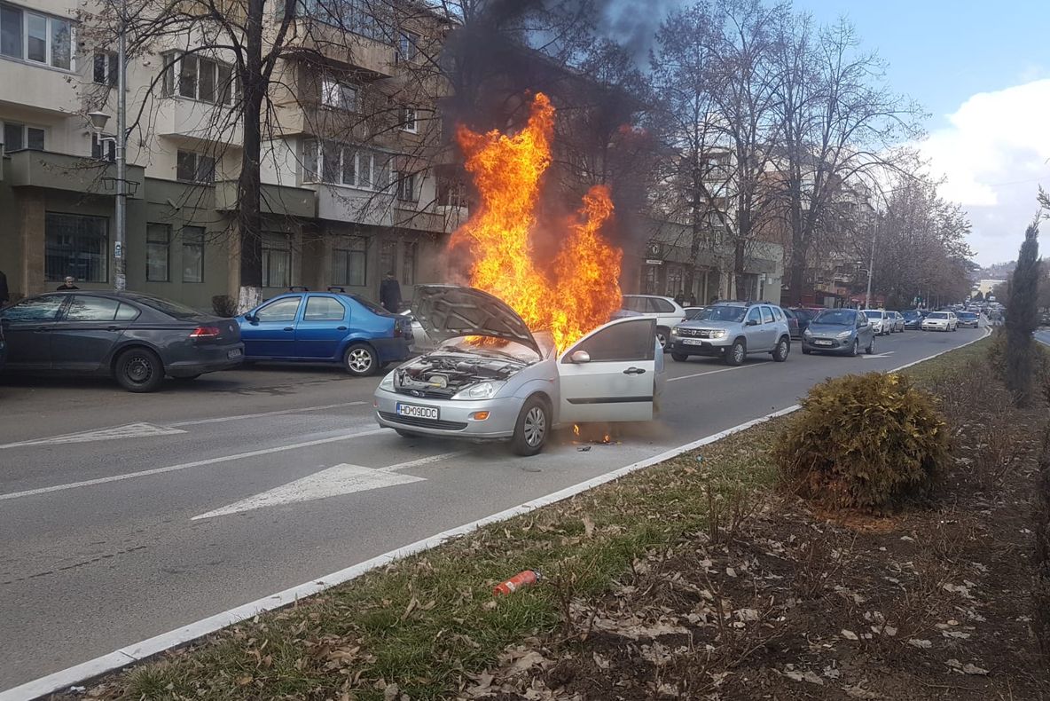FOTO-VIDEO| Maşină în flăcări în centrul Devei