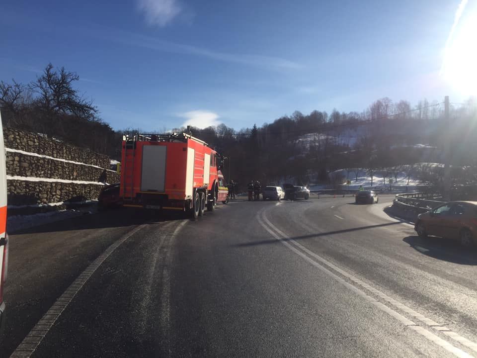Accident rutier pe DN 66. Doi copii de patru ani a avut nevoie de îngrijiri medicale.
