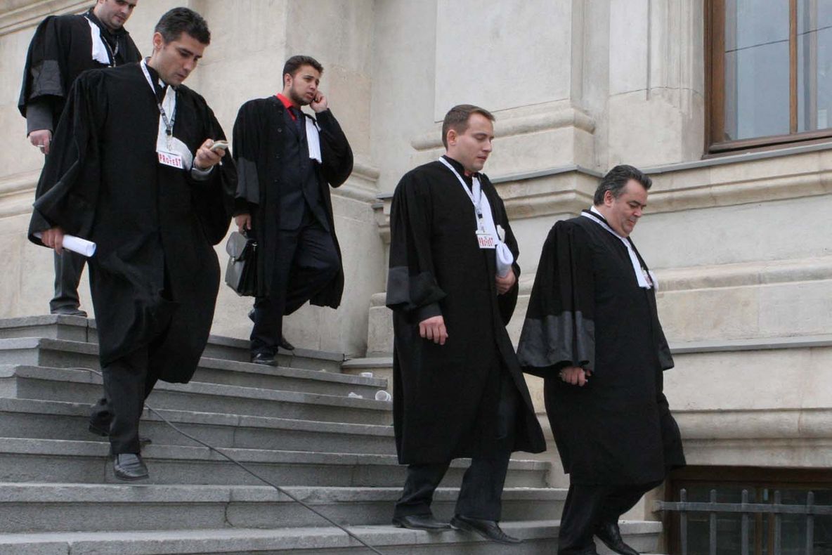 Avocații hunedoreni  recurg la forme de protest