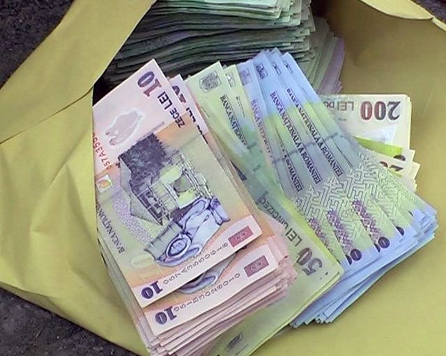 Banii pentru bursele de merit și performanță ajung, luni, în contul şcolilor din Deva