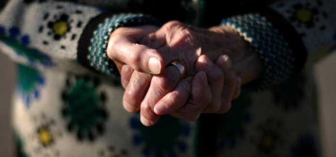 Bătrână de 84 de ani, înşelată de două vânzătoare de perne. Poliţiştii sunt pe urmele individelor