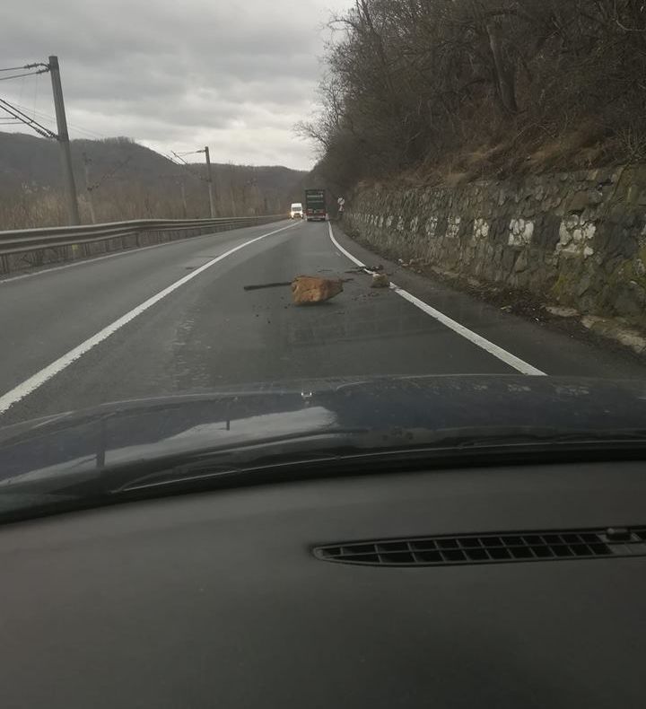 Pericol pe drumul spre Zam. Cad bolovanii