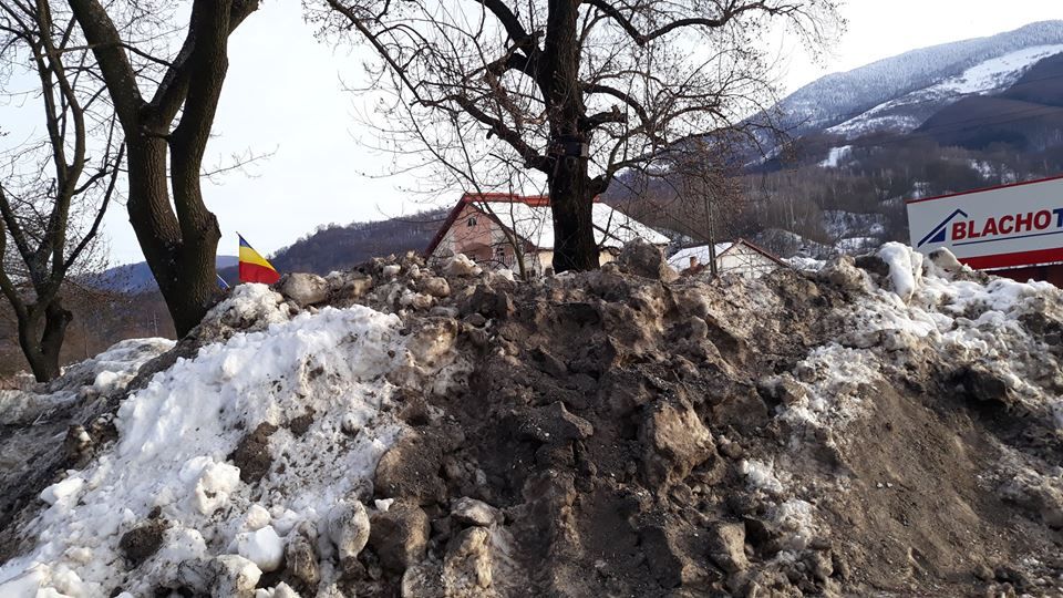 FOTO: Monument al naturii, îngropat în zăpadă și material antiderapant