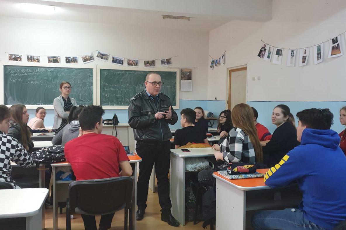 „Lecţii” despre răspundere penală la un liceu din Deva