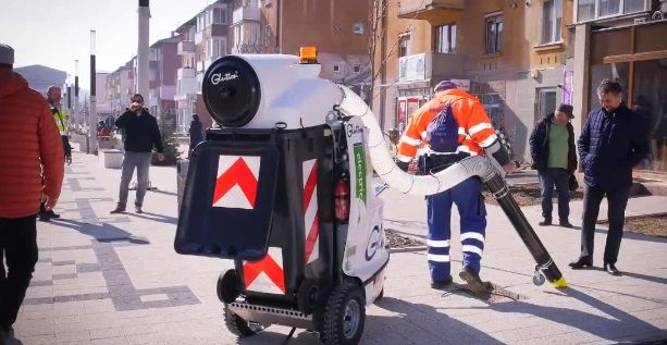 Aspirator urban electric pe aleile din Hunedoara. Noul echipament, în teste pe pietonală