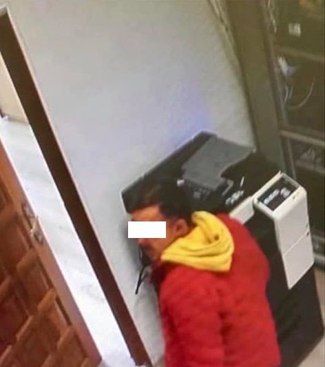 Ce făcea bărbatul din imagine într-un birou al Primăriei Deva? Polițiștii l-au reținut